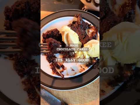 its so warm nd gooey 😋 #baking #chocolatecake #yummy