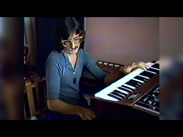 Charly García - Virtuosa improvisación en teclados sobre  Caspa de estrellas , 1982 (Restaurado) Charly García - Virtuosa improvisación en teclados sobre  Caspa de estrellas , 1982 (Restaurado)
