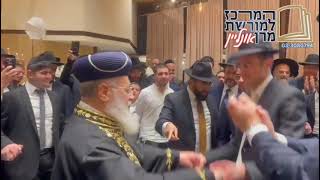 מנהיג הדור מרן הרב יצחק יוסף בחתונת בנו של גבאו הנאמן הרב יואל שבתאי (מורשת מרן) - התמונה מוצגת ישירות מתוך אתר האינטרנט יוטיוב. זכויות היוצרים בתמונה שייכות ליוצרה. קישור קרדיט למקור התוכן נמצא בתוך דף הסרטון