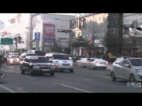 [Fancam] 111225 Eunhyuk waved to fans after Inkigayo