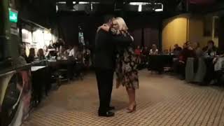 Yanina Erramouspe y Leo Ortiz, "Guapeando" Aníbal Troilo