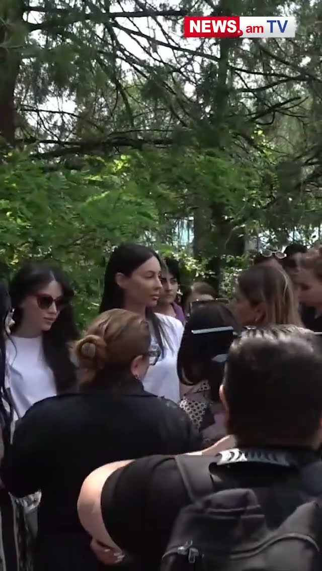 Գագիկ Ծառուկյանի դուստրերը դատարանի բակում են