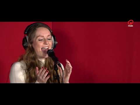 Simone Nijssen - Alone pt. II (Acoustic Cover) Q-MUSIC @ Stephan's Pianobar