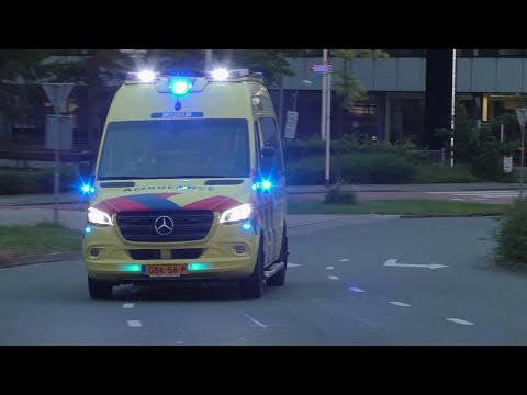 Gloednieuwe Ambulance 16173 Post Leiden met spoed naar een melding in Oegstgeest