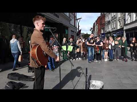 AMAZING Crowd Joins In With Sebastian Schubs INCREDIBLE Cover of "Uptown Funk" (Mark Ronson).