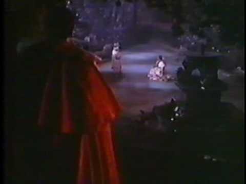 Опера А. Бородина "Борис Годунов", сцена у фонтана