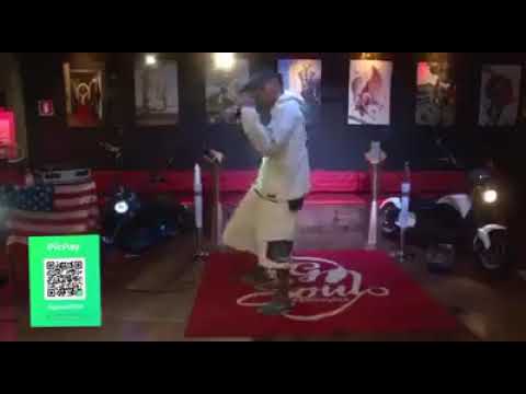 MC Baroni cantando ao vivo