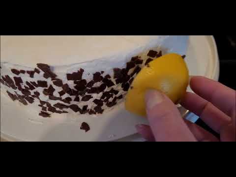 Schokostreusel sauber an den Tortenrand bekommen.