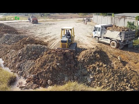 Wonderful! Techniques Operator Land filling D31Px KOMATSU Dozer Push the ground And Small Dump Truck