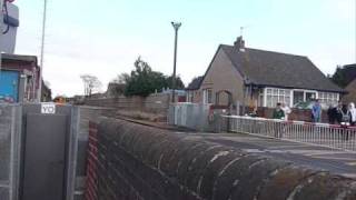 preview picture of video 'Basin Road level crossing, Chichester (11/03/2009)'