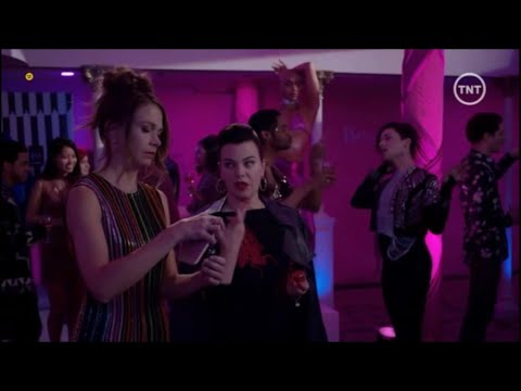 “ESTABA MENOS CONFUNDIDA DENTRO DEL ARMARIO.”