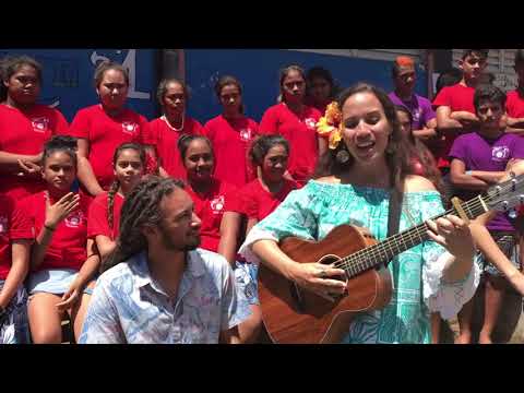 Vaiteani et Luc au collège de Taravao