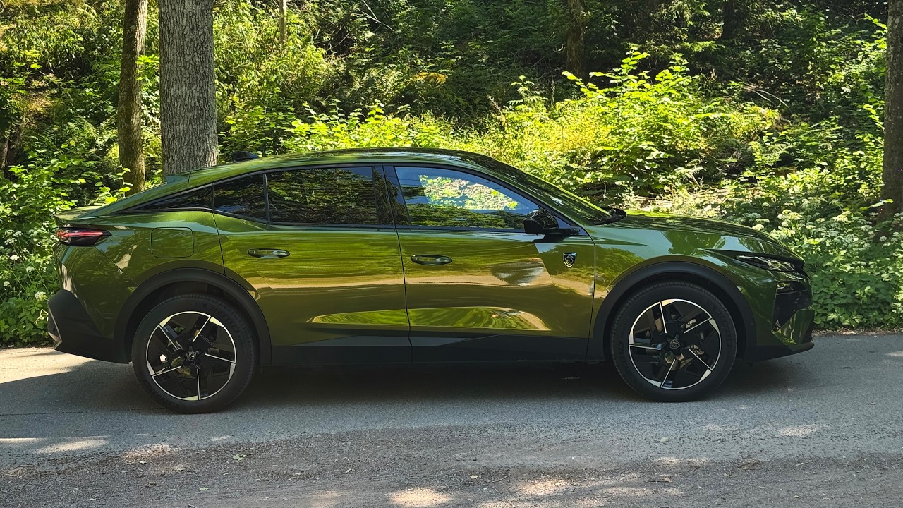 Test av Peugeot e-408: Kul bil på billig plattform