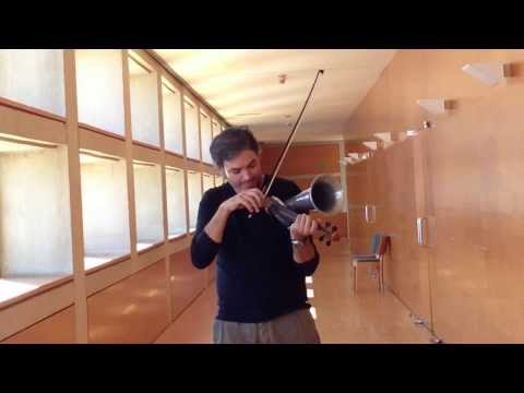 Oriol Saña toca el violí de botzina