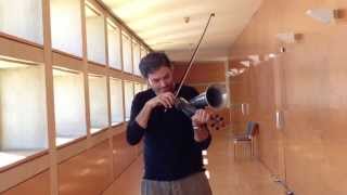 Oriol Saña toca el violí de botzina