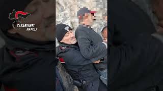 sospeso-nel-burrone-su-una-roccia-in-questo-video-la-sequenza-del-salvataggio