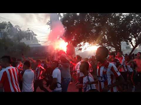"Recibimiento con bengalas - Final Liga Aguila 2019 - Junior vs Pasto" Barra: Frente Rojiblanco Sur • Club: Junior de Barranquilla