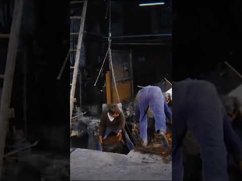 Hammerstocksetzen in der Sensenschmiede/Hammerstock setting in the scythe forge