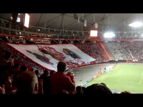 "Hinchada | Recibimiento / Estudiantes 0-1 Atl. Nacional | Copa Libertadores 2015" Barra: Los Leales • Club: Estudiantes de La Plata