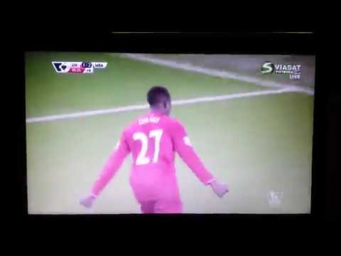 Niklas Holmgren vrålar