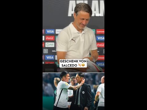 Tolle Geste! Niko Kovac präsentiert auf der PK ein Trikot von einem ehemaligen Schützling...🙏🏼