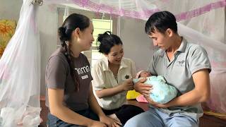 Hoa visited her younger sister and wished she also had such an adorable child.