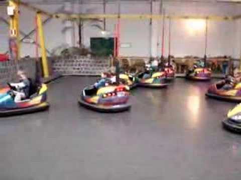 M en E in botsauto's in Kinderstad