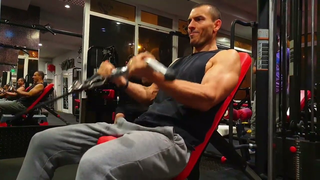 Flexii pentru biceps, din așezat pe o bancă înclinată, la scripete, priză supinată