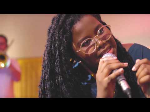Abraça Menina - Luciane Dom