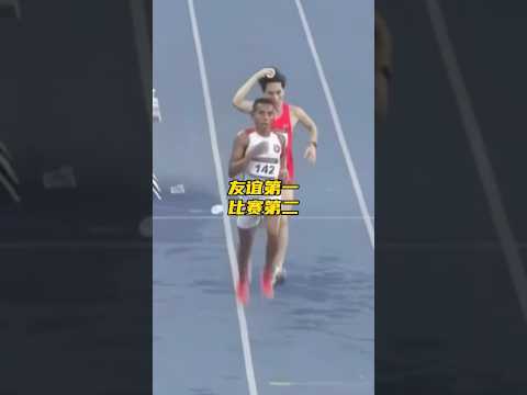 赛场暖心一幕，领先的印尼选手没拿到水，落后的新加坡选手主动递水，最终，两人分别获得东南亚运动会男子10000米冠亚军#中长跑 ＃田径 #体育精神