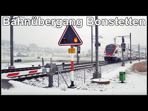 Railway crossing in the snow / Einsamer Bahnübergang bei Bonstetten, Kanton Zürich, Schweiz 2021
