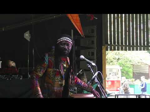 Sens Sagna and the Kajamor Family - Moovin Barn Party 2022. singing Africa Ley