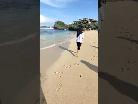 Kunjungi Pantai Sadranan di Gunungkidul, tempat yang sempurna untuk menikmati pasir putih dan suara ombak! 🌊✨