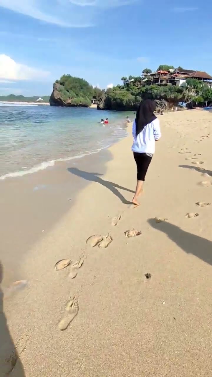 Kunjungi Pantai Sadranan di Gunungkidul, tempat yang sempurna untuk menikmati pasir putih dan suara ombak! 🌊✨