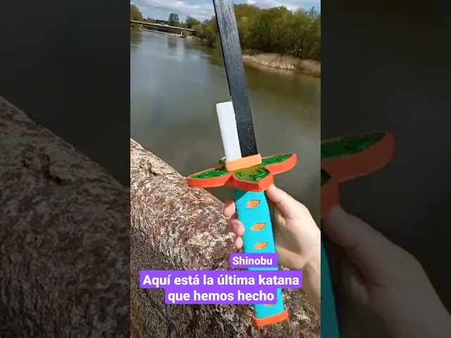 Vídeo relacionado con Hashiman Katana Demon Slayer - Réplica Sable Manga Anime + Soporte Espada de Madera + Cinturón - Juguete Cosplay Catana Japonesa Niños Adultos - Juego Disfraces Ninja (Kocho Shinobu)