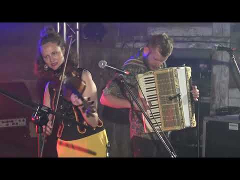 Folkowisko 2023 - Gusła - Dzień 2 (piątek 14 lipca) - Występ zespołu WoWaKin (trio muzyki folkowej).