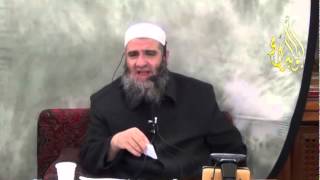 أرى كثيراً من الناس في الجمعة عند الاذان الثاني يكونو واقفين ويستمعون الاذان ما هو الصواب اقف ام لا image