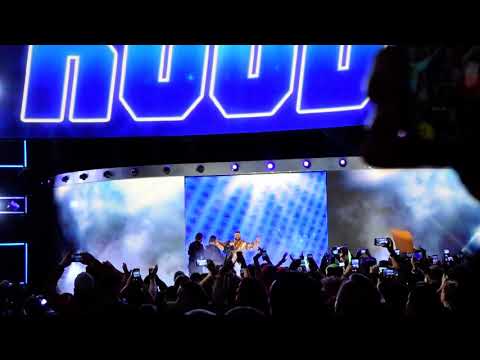 2018-04-10A WWE Smackdown 058 The Entrance Of Bobby Roode