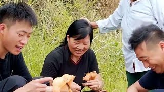 城里人花200元都吃不到的鲜！小谭一家的快乐：满山菌子随便捡#小小譚 #農村生活 #美食