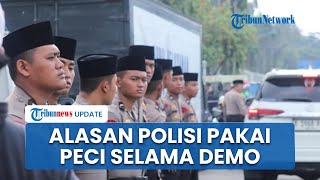 Tampil Beda, Polisi Pakai Peci saat Amankan Demo Mahasiswa soal Tuntutan 17+8 di Depan Gedung DPR