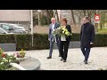 Alphen legt bloemen bij monument Ridderhof, 10 jaar na schietdrama