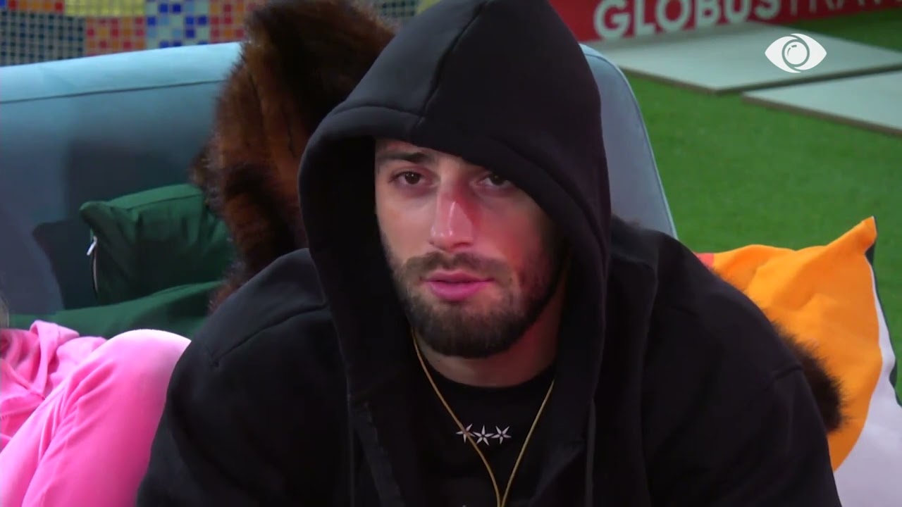 Vesa këngë patriotike gjatë provës së biçikletës, i bashkohet Meritoni nga oborri