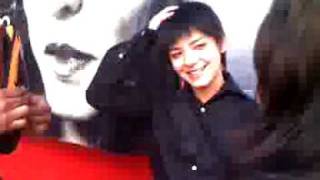 BENG ZENG ES LINDISIMO CON SUS FANS