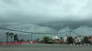 Video Awan Berbentuk Gelombang Tsunami Muncul Di Langit Kota