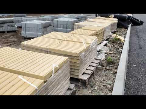 Асфальтирование придомовых территорий идет на Русской, 57ш во Владивостоке.