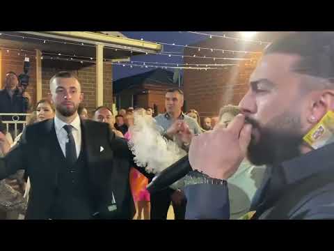 Vellezerit kukli e ndezin dasmen ne Australi