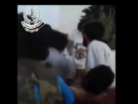 اسعاف أحد المصابين من عناصر لواء مغاوير الشرق أثناء معركة السيطرة على وادي الضيف في ريف إدلب