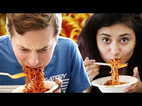 人々は火の麺に挑戦してみてください (People Try The Fire Noodle Challenge)