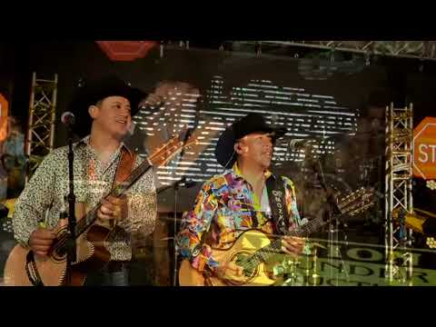 La Maquinaria Norteña Ft Los Huracanes Del Norte-Que Tiene El-Video In Live 2021 (15 Años )