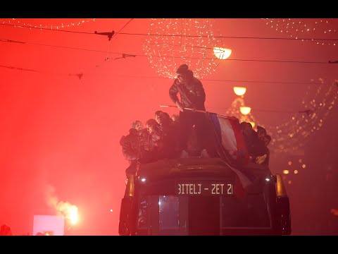 Povijest se ponavlja: Domagoj Vida je opet bio na krovu autobusa kao i 2018.